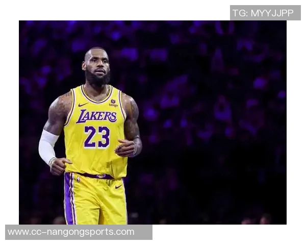 詹姆斯坚持训练与信念并肩作战期待重返赛场的坚定决心 詹姆斯坚持训练与信念并肩作战期待重返赛场的坚定决心